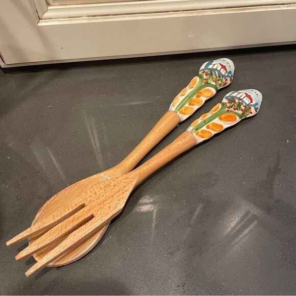 Salad servers with village scene - Picture 3 of 8